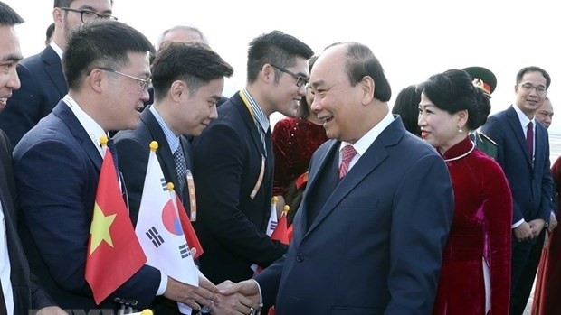 Prime Minister Nguyen Xuan Phuc and his entourage arrive in Busan on November 24 afternoon. (Photo: VNA)