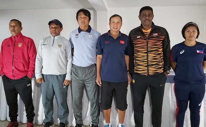 Head coach of Vietnam's women's team Mai Duc Chung (third from right) and the coaches of the five other teams pose together at the press conference on November 25. (Photo: VFF)