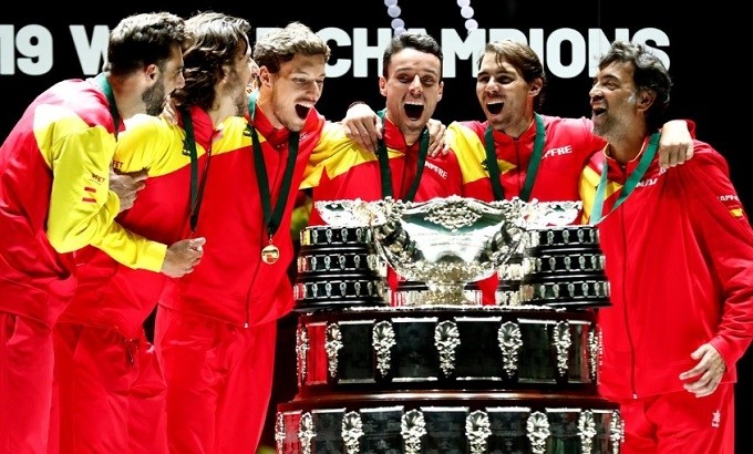 Tennis - Davis Cup Finals - Final - Caja Magica, Madrid, Spain - November 24, 2019 The Spain team celebrate with the trophy after winning the Davis Cup. (Reuters)