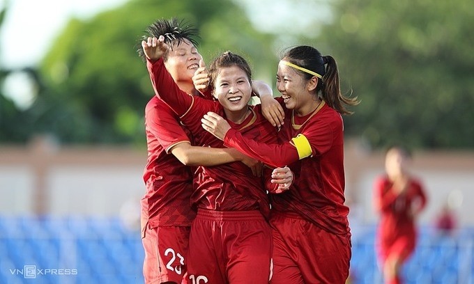 Duong Thi Van (C) celebrates with teammates after opening the scoring for Vietnam. (Photo: Vnexpress)