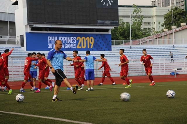 Head coach Park Hang-seo and his Vietnam U22s players during the November 23 training session in the Philippines. 