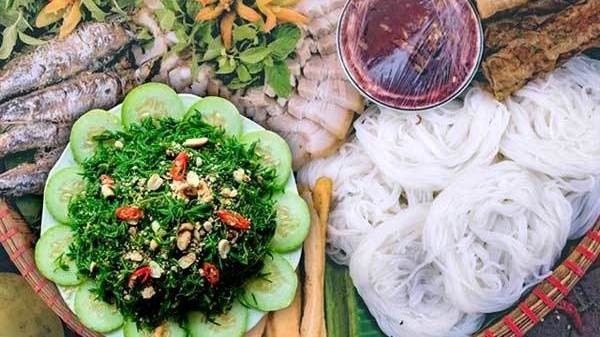  Nhot vegetables can be savoured as a side dish with rice cakes, Nghe An stuffed pancakes and vermicelli with shrimp paste.