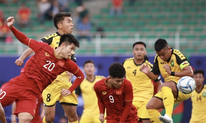 Forward Ha Duc Chinh (no. 9) heads home to open the scoring for Vietnam U22s during their Group B match against Brunei on November 25. (Photo: Vnexpress)