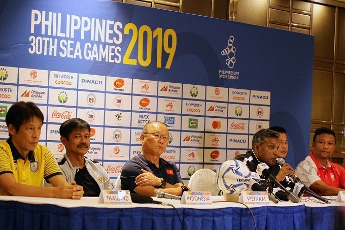 Vietnam head coach Park Hang-seo (third from left) joins the coaches of five other Group B teams at the press conference on Sunday.