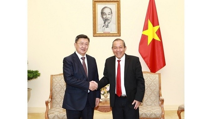 Permanent Deputy PM Truong Hoa Binh (R) receives Mongolian Defence Minister Nyamaa Enkhbold. (Photo: VGP)