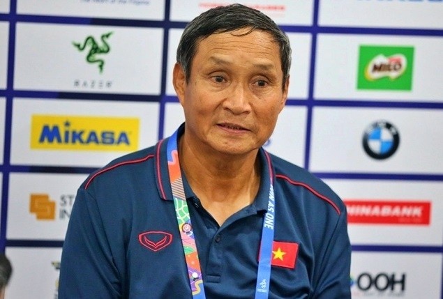 Head coach of the Vietnam women’s team, Mai Duc Chung, speaks at the press conference.