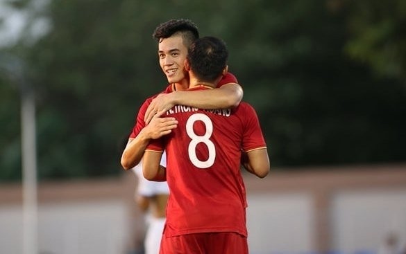 Nguyen Tien Linh (smiling) contributes a hat-trick to Vietnam U22s' 6-1 victory over Laos.