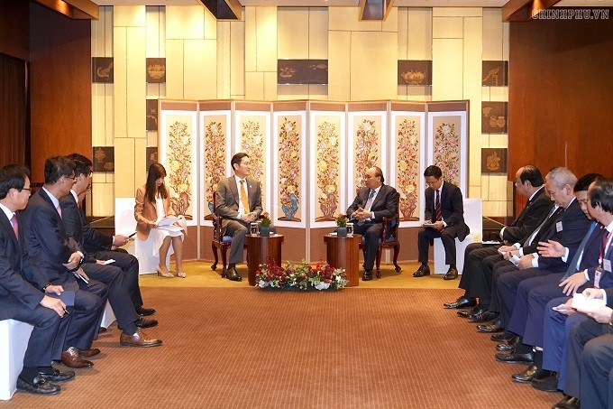 PM Nguyen Xuan Phuc (R) receives Vice Chairman of Samsung Electronics Lee Jae-yong in Seoul on November 28. (Photo: VGP)