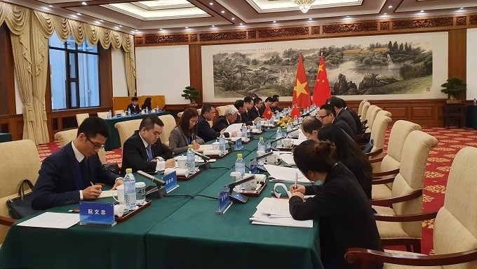A general view of the meeting between Deputy Minister of Foreign Affairs Le Hoai Trung and and his Chinese counterpart Luo Zhaohui. (Photo: VGP)