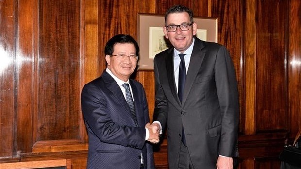 Deputy Prime Minister Trinh Dinh Dung (L) shakes hands with Victoria state’s Premier Daniel Andrews  (Photo: VNA)