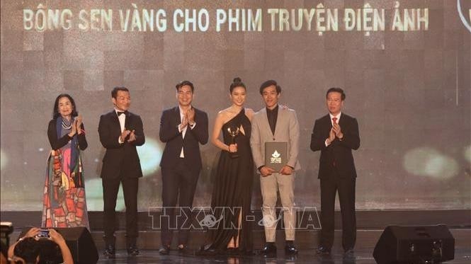 Politburo member Vo Van Thuong (first from right) presents the Golden Lotus Award to 'Song Lang' film crew (Photo: VNA)