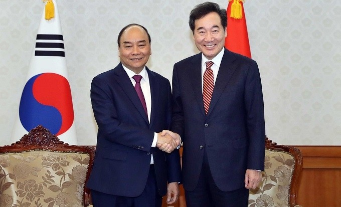 PM Nguyen Xuan Phuc (L) and his RoK counterpart Lee Nak-yeon. (Photo: VGP)