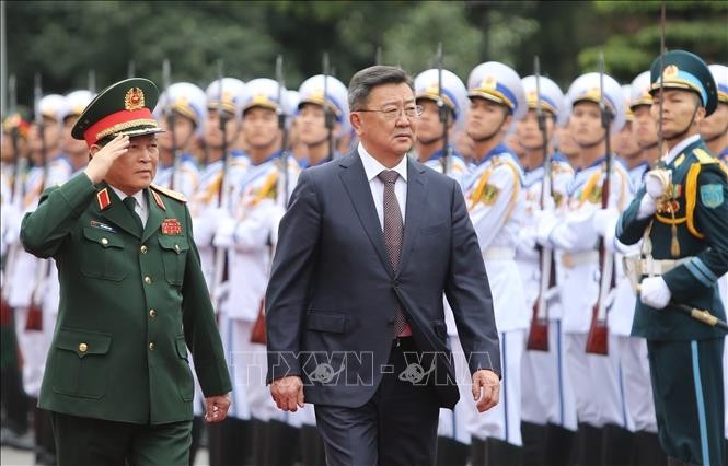 Vietnamese Minister of National Defence Gen. Ngo Xuan Lich (L) and his Mongolian counterpart Nyamaagiin Enkhbold inspect the Guard of Honour in Hanoi on November 28. (Photo: VGP)