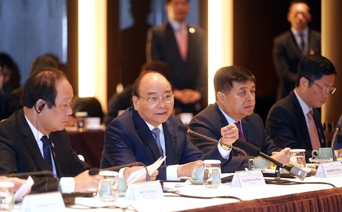 PM Nguyen Xuan Phuc (second from left) speaks at a discussion with leaders of over 20 leading RoK businesses and investors in Seoul on November 28. (Photo: VGP)