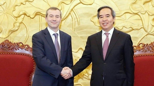 Politburo member and Head of the Party Central Committee’s Economic Commission Nguyen Van Binh (R) and Chairman of the Board at the International Bank for Economic Cooperation Denis Ivanov. (Photo: VNA)