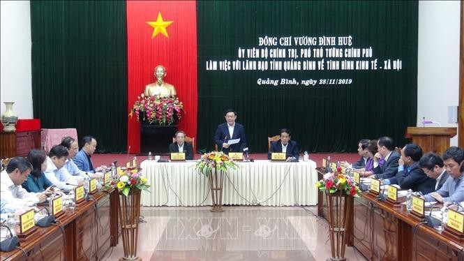 Deputy PM Vuong Dinh Hue speaks at the session. (Photo: VNA)