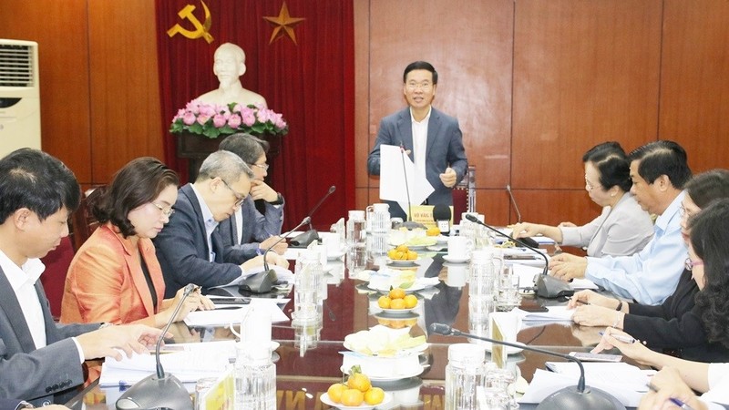 Politburo member Vo Van Thuong chairs the meeting. (Photo: tuyengiao.vn)