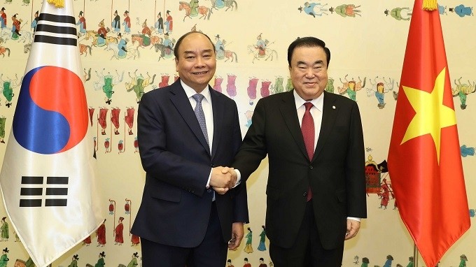 PM Nguyen Xuan Phuc (L) and Speaker of the RoK's National Assembly Moon Hee-sang. (Photo: VGP)