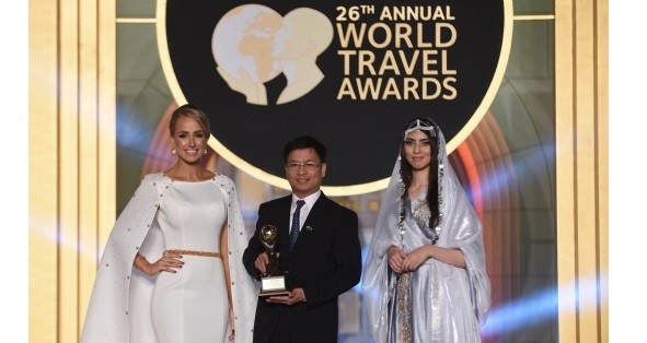 Vietnam's representatives receive the awards at the event. (Photo: worldtravelawards.com)