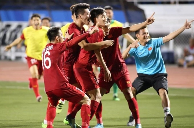 Vietnamese players celebrate after Hoang Duc scores their late winner.