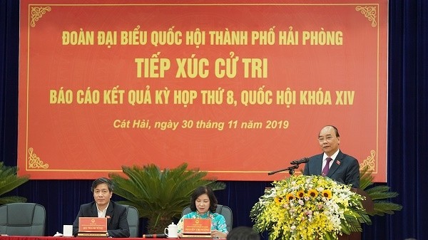 PM Nguyen Xuan Phuc speaking at the meeting with voters in Hai Phong (Photo: VGP) 