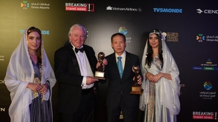 A Vietnam Airlines representative (third from left) receives awards at the grand final gala ceremony of the World Travel Awards 2019