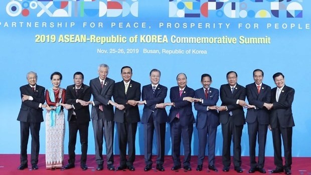 Prime Minister Nguyen Xuan Phuc (fifth, right) and RoK President Moon Jae-in (centre) and other leaders pose for a photo at the ASEAN-RoK Commemorative Summit in Busan (Photo: VNA)