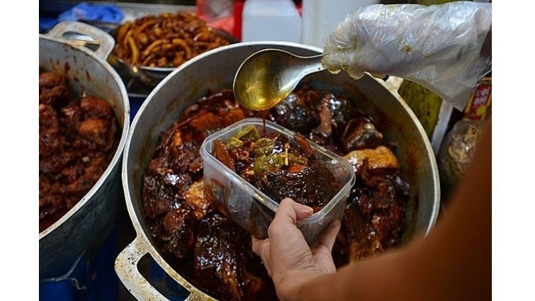 The braised grass carp dish sold in Cau Go alley, Hoan Kiem district, Hanoi.