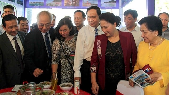NA Chairwoman Nguyen Thi Kim Ngan (fourth from left) visits a booth at the Vietnam International Travel Mart - Can Tho 2019