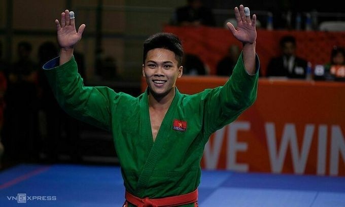 Vietnamese kurash fighter Vu Ngoc Son celebrates after beating his Philippine opponent Catipon Lloyd Dennis in the men's -73kg final. (Photo: Vnexpress)