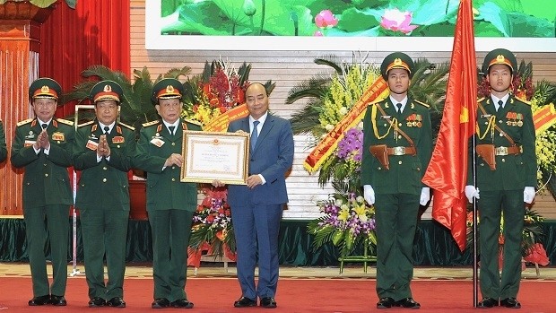 Prime Minister Nguyen Xuan Phuc presents first-class Labour Order to the Veterans Association of Vietnam (Photo: NDO/ Tran Hai) 