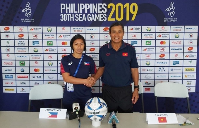 Vietnam's head coach Mai Duc Chung (R) shakes hands with the Philippines coach during a press conference on December 4. (Photo: VFF)