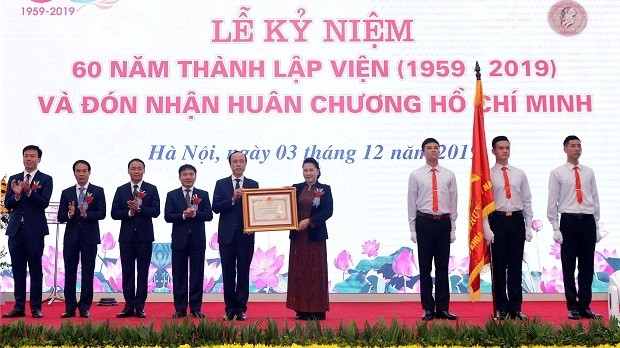 NA Chairwoman Nguyen Thi Kim Ngan awards the Vietnam Academy for Water Resources with the Ho Chi Minh Order of Ho Chi Minh. (Photo: NDO/ Duy Linh)