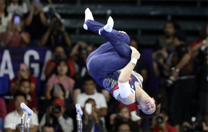 Dinh Phuong Thanh performs on the parallel bars at the 30th SEA Games on Wednesday. (Photo: Vnexpress)