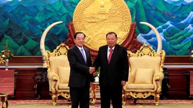 Chairman of the Presidential Office Dao Viet Trung (L) and Party General Secretary and President of Laos Bounnhang Vorachith (Photo: VNA) 