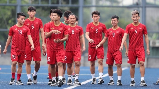 Vietnamese players who were on the field against Indonesia U22s on Sunday only had light training yesterday to relax and recover their form. (Photo: Duc Dong)