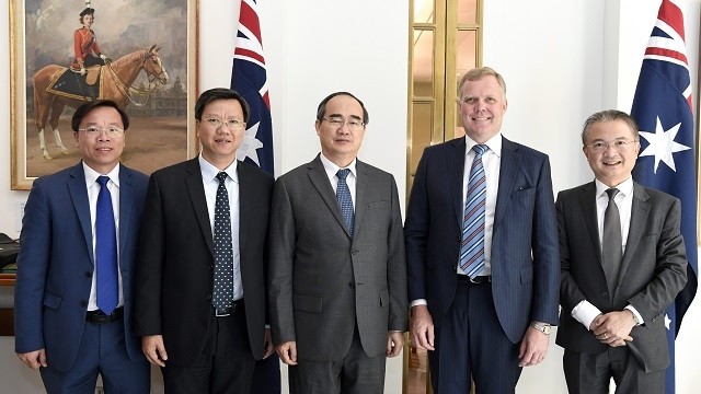 Politburo member and Secretary of the Ho Chi Minh City Party Committee Nguyen Thien Nhan (centre), Speaker of the House of Representative of Australia Tony Smith (second, right) and other officials at the meeting in Canberra on December 3. (Photo: VNA)
