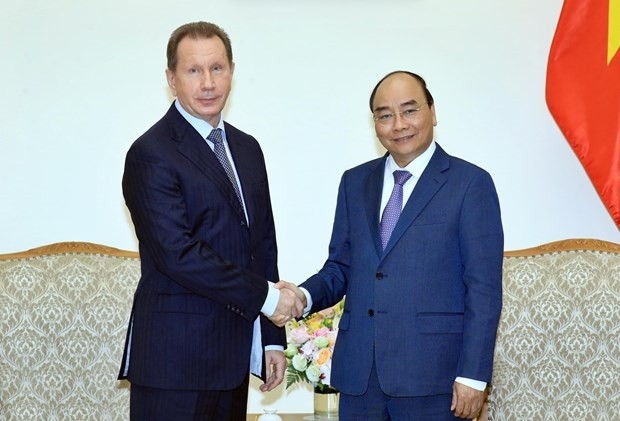 Prime Minister Nguyen Xuan Phuc (R) and Director of the National Guard of Russia General Viktor Zolotov (Photo: VNA)