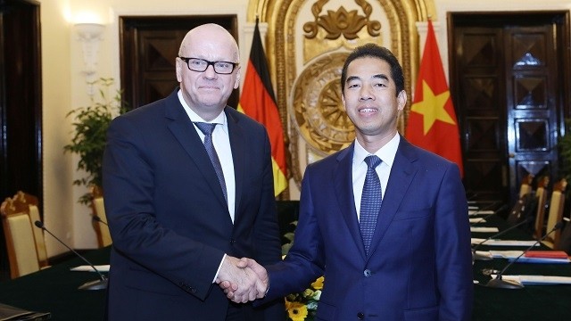 Deputy Foreign Minister To Anh Dung (R) and State Secretary of the German Federal Foreign Office Andreas Michaelis (Photo: VNA)