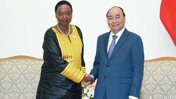 Prime Minister Nguyen Xuan Phuc (R) and Cabinet Secretary of the Kenyan Ministry of Foreign Affairs Monica Juma (Photo: VGP)