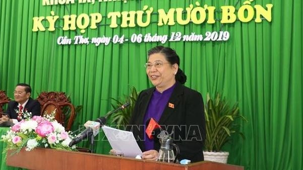 Politburo member and National Assembly Standing Vice Chairwoman Tong Thi Phong speaks at the session. (Photo: VNA)