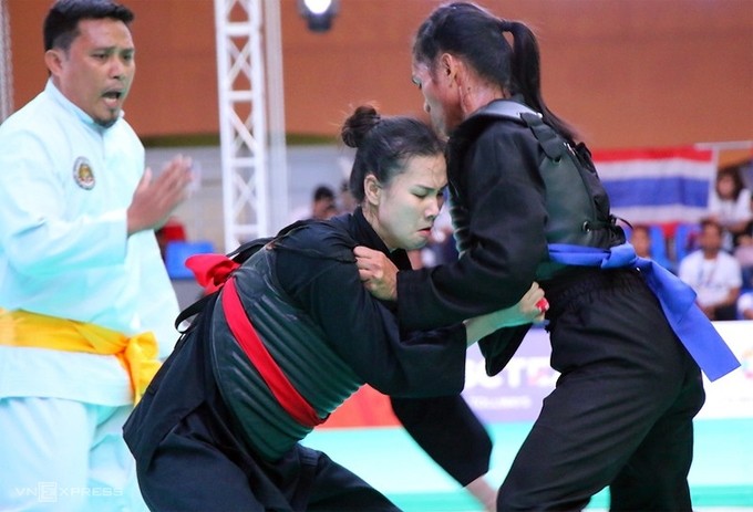 Vietnamese pencak silat fighter Tran Thi Them (red belt) in action during the women's 50-55kg final match. (Photo: Vnexpress)