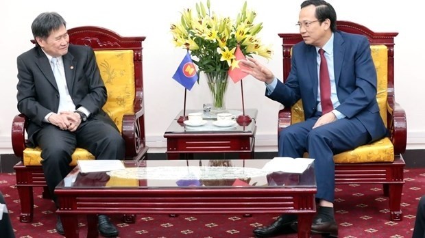 Minister of Labour, Invalids and Social Affairs Dao Ngoc Dung (R) and ASEAN Secretary General Lim Jock Hoi (Photo: VNA)