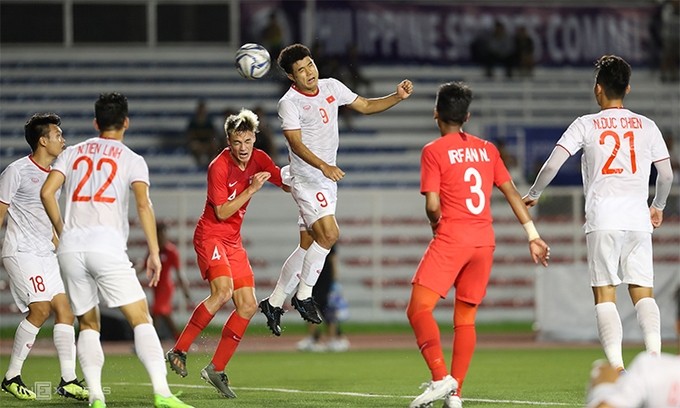 Ha Duc Chinh heads home from close range to seal a precious win for Vietnam U22s. (Photo: Vnexpress)