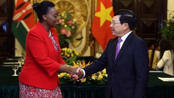 Vietnam’s Deputy Prime Minister and Foreign Minister Pham Binh Minh (R) and Cabinet Secretary of the Kenyan Ministry of Foreign Affairs Monica Juma