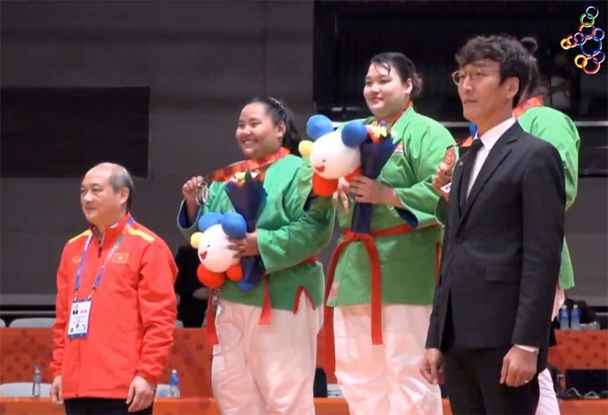 Vietnamese kurash fighter Nguyen Thi Thanh Thuy (second from right) takes the gold medal in the women's +70kg category.