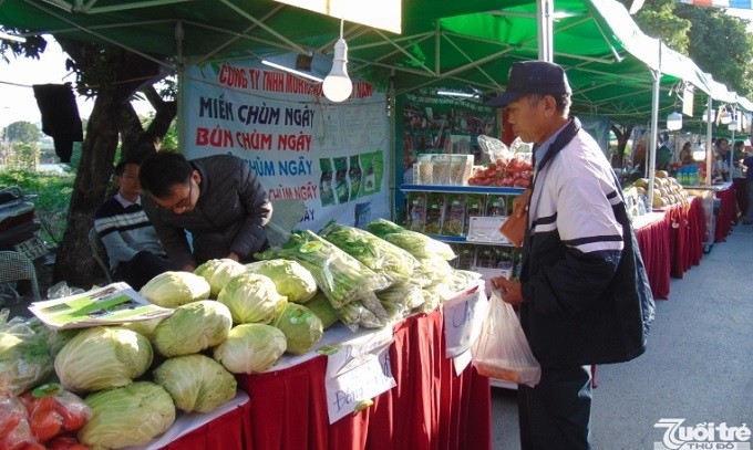 A visitor purchases products at the fair. (Photo: tuoitrethudo.com.vn)