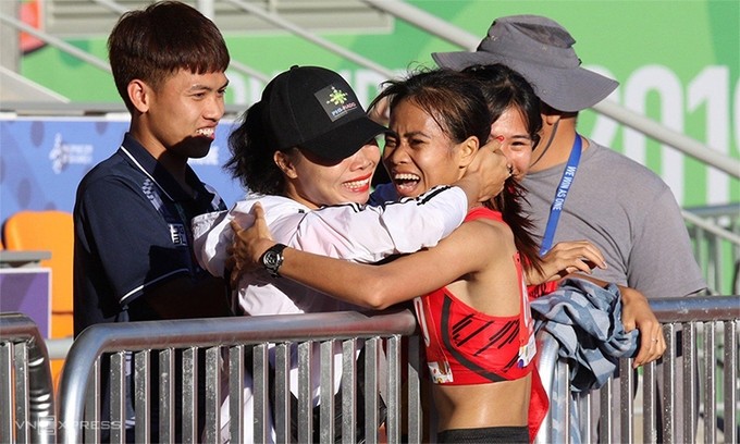 Pham Thi Thu Trang celebrates with joy after winning the women's 10,000m race walk. (Photo: Vnexpress)