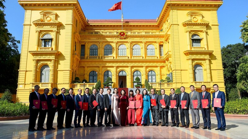 Vice President Dang Thi Ngoc Thinh and new ambassadors for the 2019-2022 tenure. (Photo: The gioi và Viet Nam)