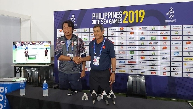 Vietnam head coach Mai Duc Chung (R) shakes hands with the Thailand coach at the press conference ahead of their SEA Games fiinal. (Photo: VFF)